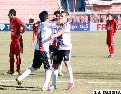 Pastor Tórrez celebra con sus compañeros el único gol del partido