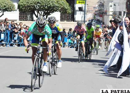 Llegada de los ciclistas a la Plaza 25 de Mayo en Sucre