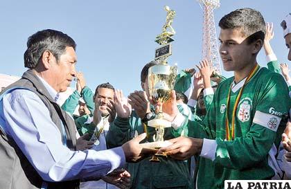 Vaca, capitán de Santa Cruz, recibe el trofeo de campeón