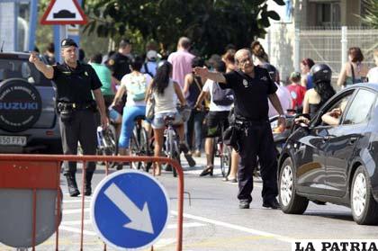 Un policía y un guardia civil dirigen el tráfico en la entrada a Gibraltar