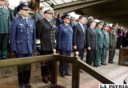 Presidente colombiano, Juan Manuel Santos (cuarto der.), participa en el acto de transmisión de mando de la cúpula militar en Bogotá (Colombia)