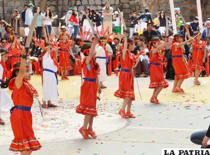 Festival de Danza del Colegio Anglo Americano en homenaje a la fundación de Bolivia