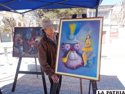 El artista Gerardo Calizaya junto a sus obras