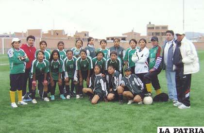 Equipo del colegio Ayacucho de Huanuni que representará a Oruro