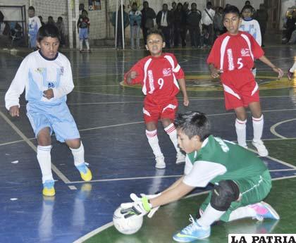 Leonardo Ruiz portero de Tarija estuvo acertado en el partido