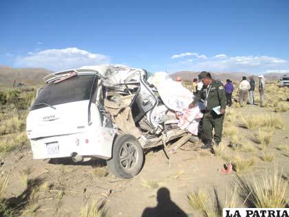 El investigador de Accidentes de Huanuni, suboficial Condori, revisa el motorizado tras el hecho