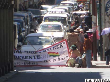 Vecinos bloquean la esquina de las calles Adolfo Mier y Presidente Montes
