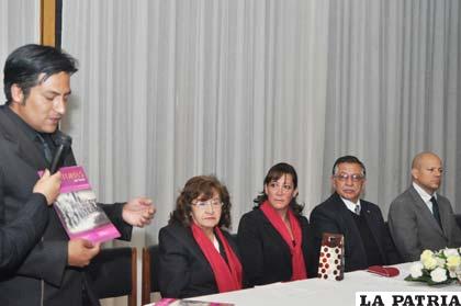 Fabricio Cazorla (i) en la presentación de la edición Nº 21 de “Historias de Oruro”