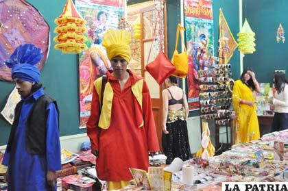 Diversidad de color en vestimenta y artesanías se aprecia en la Expo Hindú