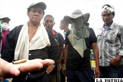 Campesino sostiene un casquillo de bala, después de enfrentamientos con ejército en vía que de Popayán conduce a Cali, al suroeste de Colombia