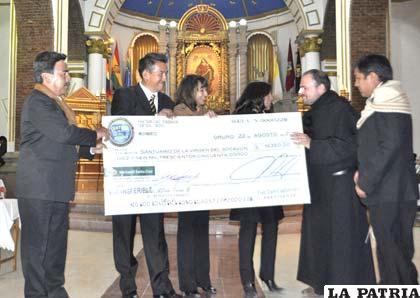 Directorio de la Morenada Central entrega cheque al rector del santuario