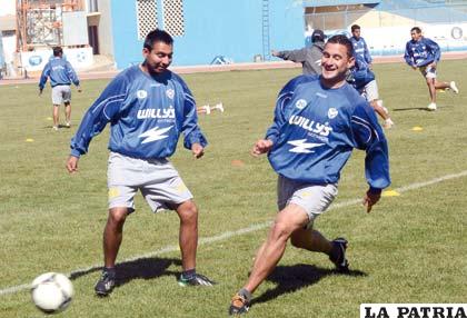 Ovando y Neumann disputan en balón durante el entrenamiento