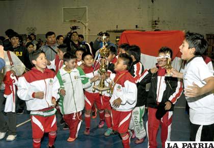 Vuelta olímpica de la selección de Tarija