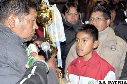 José Ríos, de Tarija, recibe el trofeo de campeón
