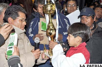 Miguel Terceros, de Santa Cruz, recibe el trofeo de subcampeón