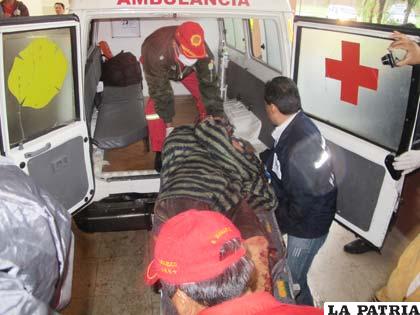 Una de las víctimas del incendio es ingresado a una de las ambulancias