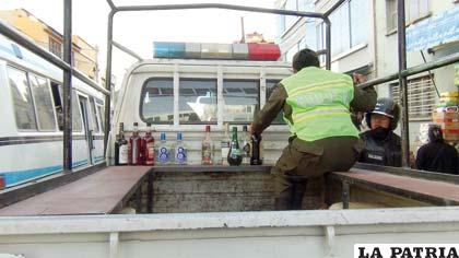 Una uniformada acomoda las botellas de las bebidas de dudosa procedencia