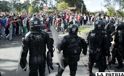 Habitantes y policías antimotines se enfrentan por los bloqueos en las vías en la población de Ubaté, departamento de Cundinamarca (Colombia)