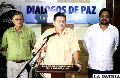 Negociador de las FARC Pablo Catatumbo, junto a los negociadores Iván Márquez (dcha.) y Ricardo Téllez en La Habana