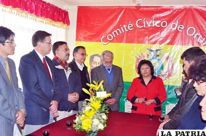 Acto de entrega de refacción a instalaciones del Comité Cívico