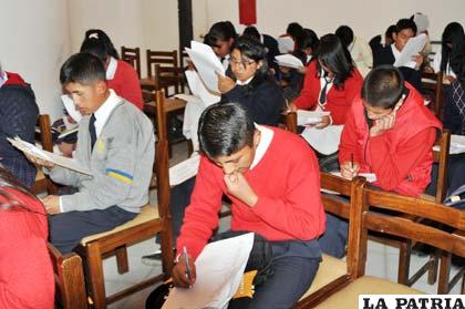Estudiantes en prueba de razonamiento verbal