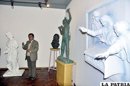 El director, Mario Medina, en una exposición de esculturas