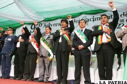 Presidente Evo Morales junto al gobernador de Tarija, Lino Condori y autoridades locales participaron del XCI aniversario de Bermejo