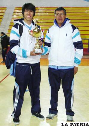 Freddy Vidal (derecha)