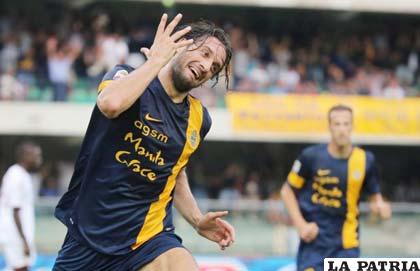 Luca Toni anotó dos goles para el Hellas Verona