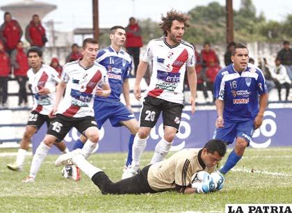Arístides Florentin contiene el remate de los contrarios