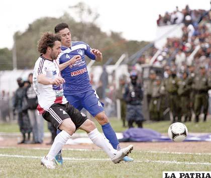 Luis Fernando Martelli despeja la pelota