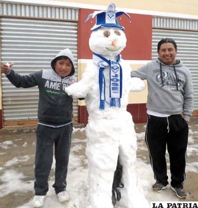 Hinchas de San José vistieron a muñecos de nieve con prendas del equipo de sus amores