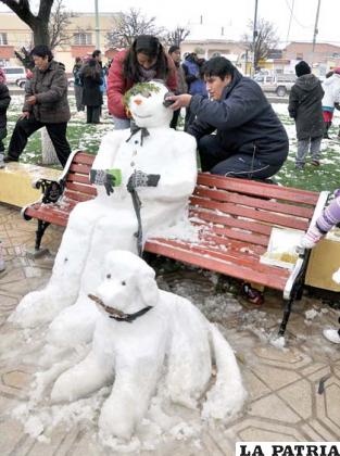En la plaza Pagador las familias crearon singulares muñecos de nieve