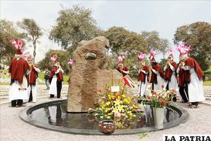 Un grupo de músicos participa en una ceremonia, en el monumento El Ojo que Llora en Lima (Perú)