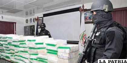 Miembros de la Dirección Nacional de Control de Drogas, muestran la cocaína decomisada