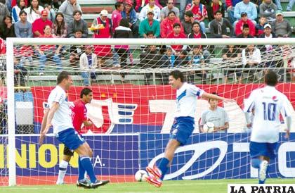 Carlos Neumann y Carlos Saucedo celebran el gol de San José