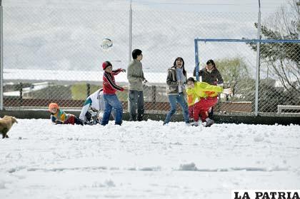 En la cancha Jesber 3 la nevada no impidió la práctica del fútbol