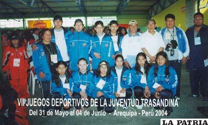 La delegación orureña que asistió a los Juegos Trasandinos en Arequipa el año 2004 
