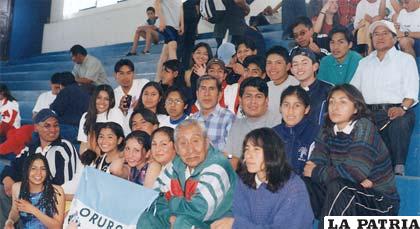 Delegación de Oruro en el nacional de natación en Cochabamba el 2003