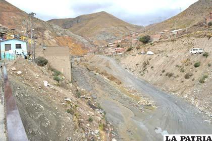 A falta de dique de cola las aguas contaminadas de Huanuni desembocan en el río