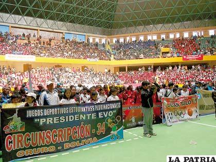 Centenares de estudiantes se juntaron para inaugurar la segunda fase de los Juegos Plurinacionales “Presidente Evo”