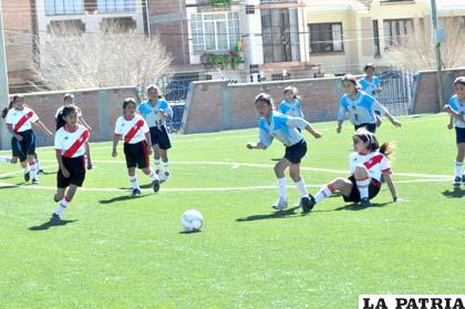 Una jugada entre los equipos de Sierra Galvarro y Guido Villagómez