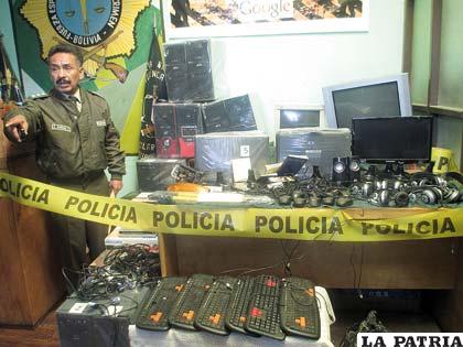 El comandante de Policía, coronel 
Carlos Quiroga presento los objetos recuperados