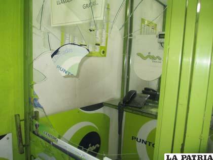 El vidrio destrozado de la cabina por el iracundo exconcubino