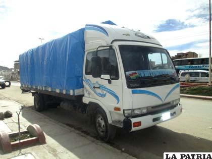 El camión Nissan Cóndor que transportaba una carga de cigarrillos