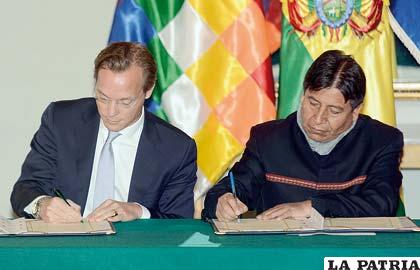 Ministro David Choquehuanca y el Príncipe Jaime De Borbón Parma, suscribieron una carta de intenciones sobre cooperación en temas energéticos