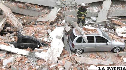 Autoridades de protección buscan cuerpos entre los escombros