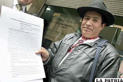 Rafael Quispe muestra la hoja del cuestionario que debe responder Morales