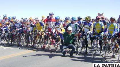 Bustos junto a los ciclistas que participarán en la Vuelta a Oruro 