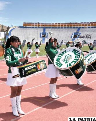 Las percusionistas del Liceo de Señoritas Oruro